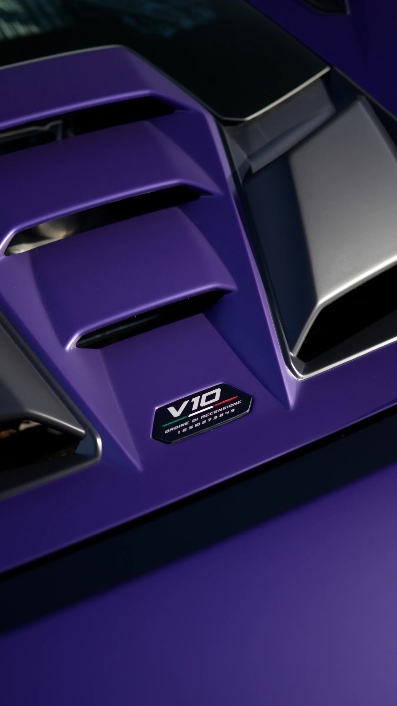 Lamborghini Huracán rear engine cover vents with V10 badge